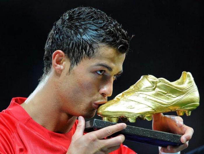 10. Cristiano Ronaldo (2003 – 2009) – 3 cúp Premier League, 1 FA Cup, 2 League Cup, 1 Community Shield, 1 Champions League, 1 Club World Cup, Quả bóng Vàng 2008: Ronaldo đã trực tiếp châm ngòi cho một chu kỳ thành công nữa của Manchester United, trong đó đỉnh điểm là cú đúp danh hiệu năm 2008 và một lần vào chung kết Champions League 2009, bên cạnh 3 chức vô địch Ngoại hạng. 3 mùa giải mà Ronaldo thi đấu thành công, anh đều ghi hơn 20 bàn thắng, trong đó có 42 bàn ở mùa 2007/08.